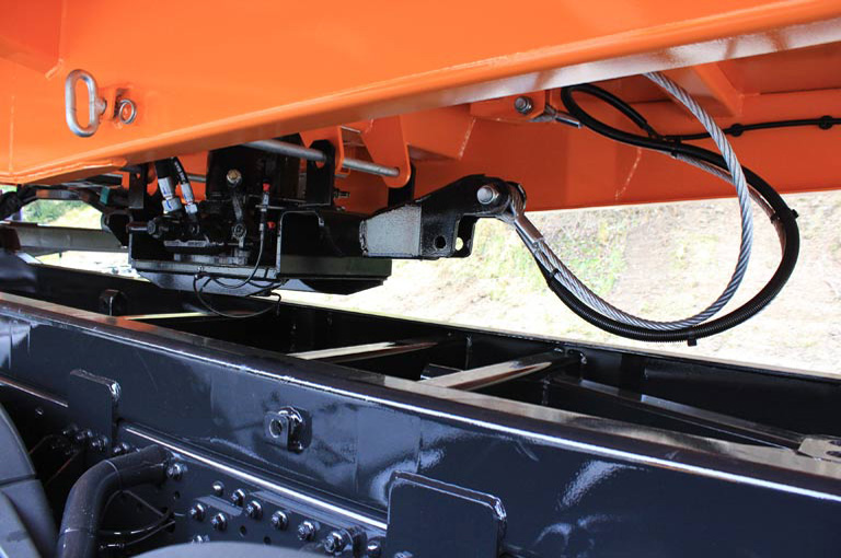 The pneumatic and hydraulic systems are disconnected from the vehicle by couplings that are fitted easily accessible on the left side of the vehicle