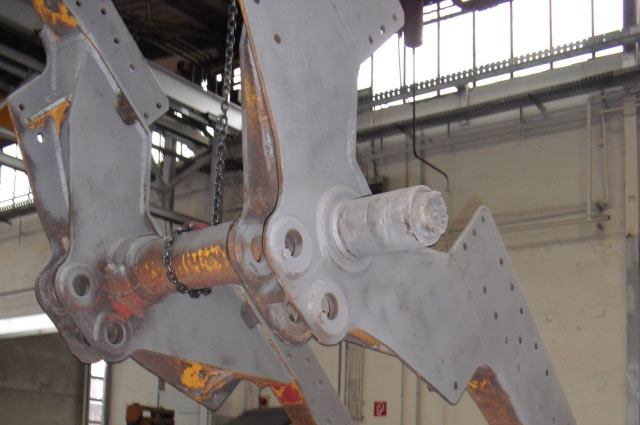 The swing axle frame during blasting