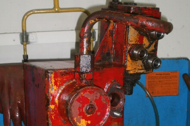 Oil tank with distribution block during cleaning
